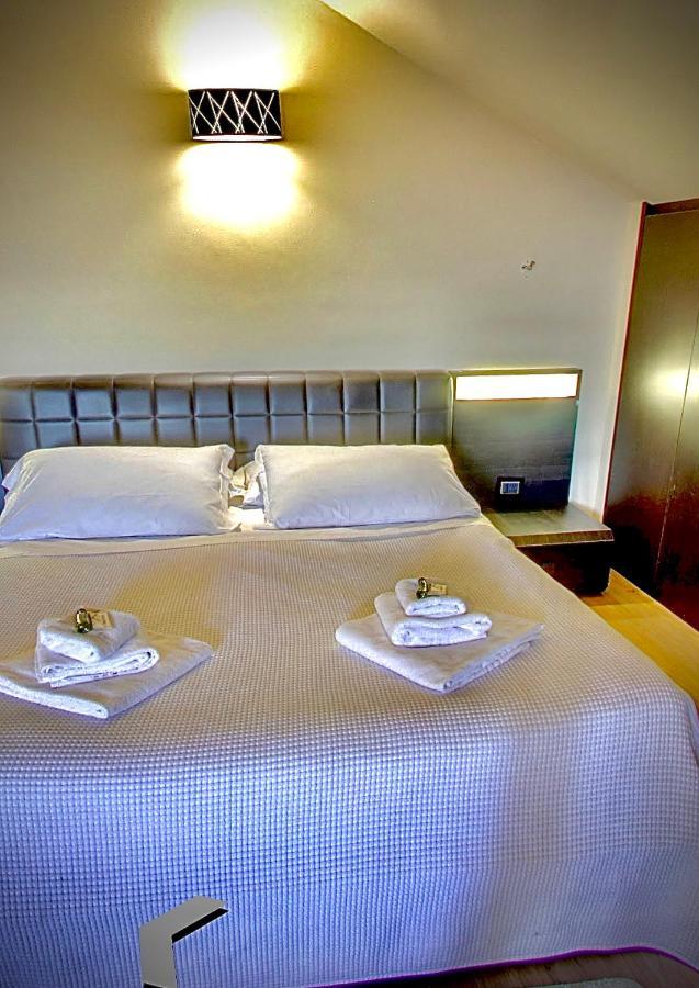 Borgo Manzoni - Charming House Hotel Роцано Екстериор снимка